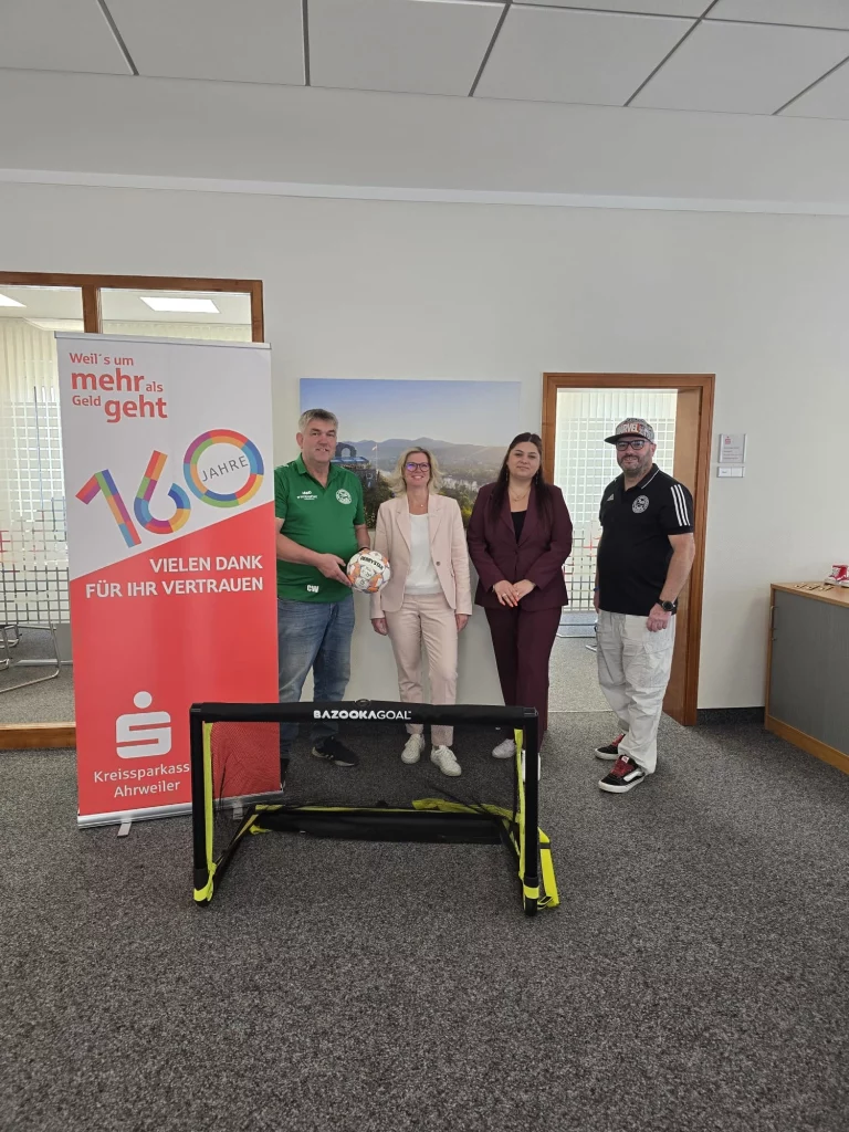 Claus Wiest, und Alexander Kochs bei der Spendenübergabe durch Silke Seul