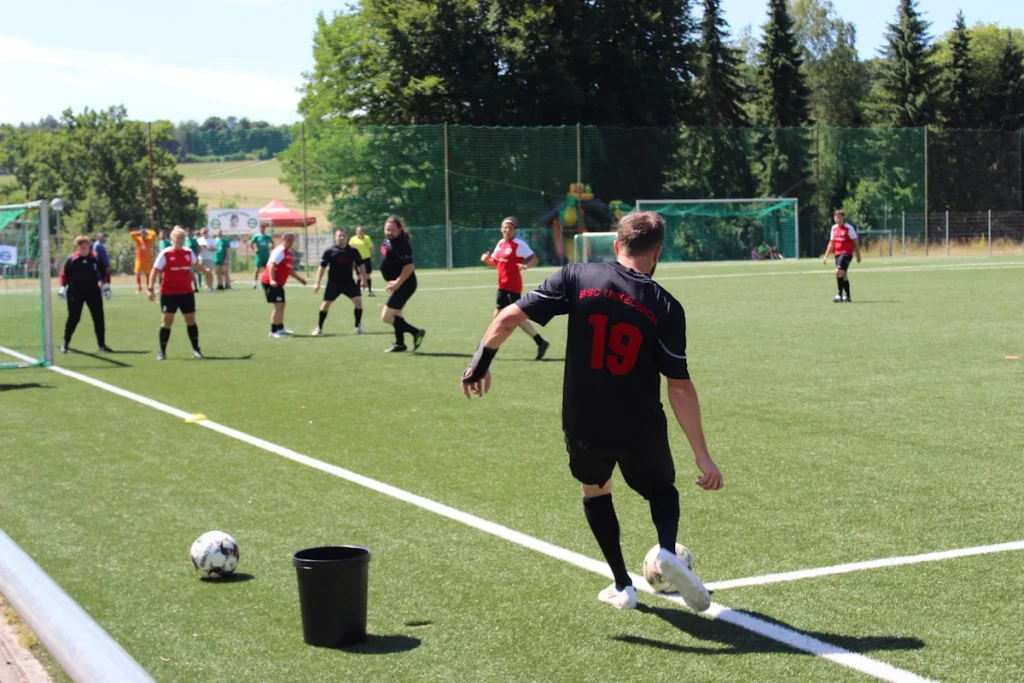 Die TuSSies (rote Spielkleidung) verlangten ihren Gegnern alles ab.
