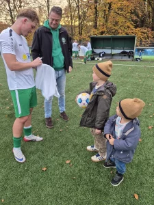 Autogrammstunde nach getaner Arbeite. Max Blohm gibt Jakob ein Autogram auf ein Trikot