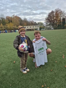 Jakob und sein Idol Max Blohm mit dem signierten Trikot
