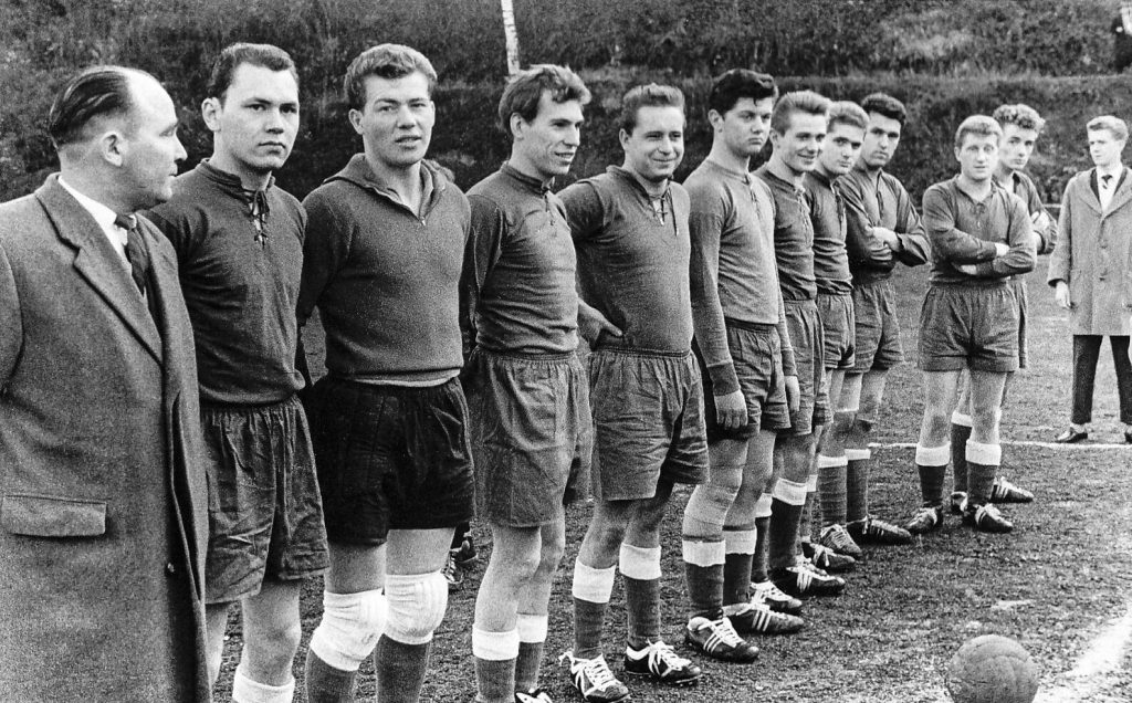 Horst-Walter “Bibo” Endriss (2.v.l.) mit seiner Mannschaft in den 60er Jahren und Trainerlegende TuS-Hubert Nicot (li.)